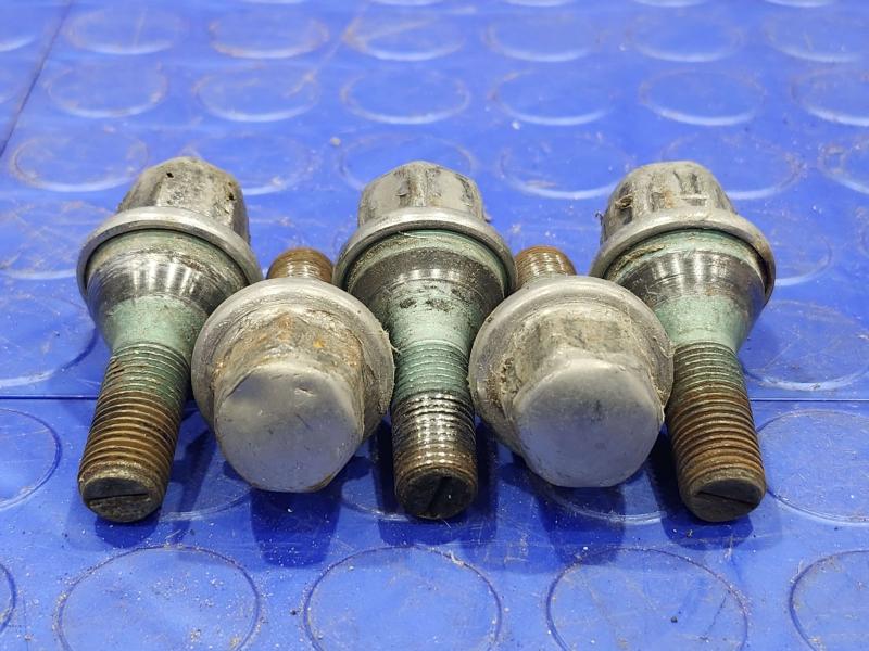 2017 Chrysler 200 Lug Nuts