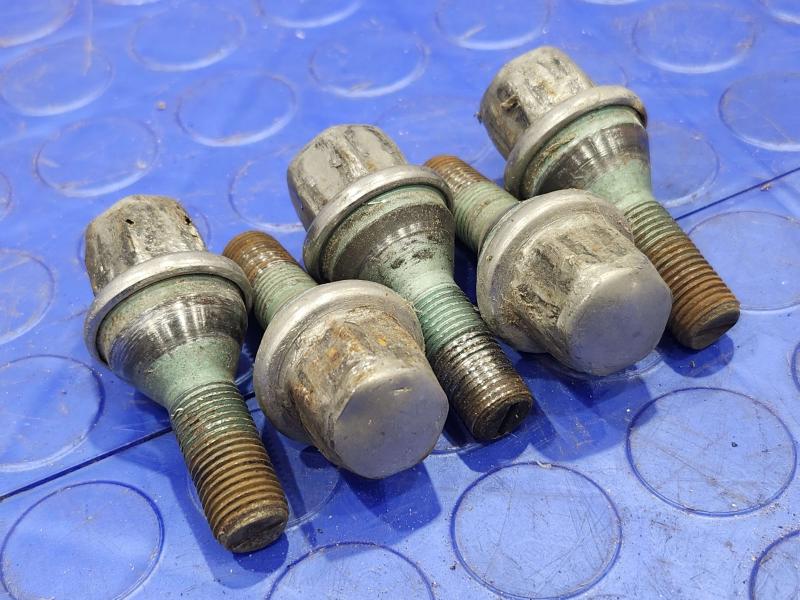 2017 Chrysler 200 Lug Nuts