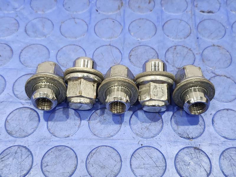 2017 Toyota Prius Lug Nuts