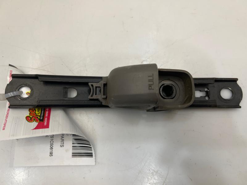 2000 2001 Nissan Xterra Front Seat Belt Height Adjuster Left or Right OEM 878247Z001