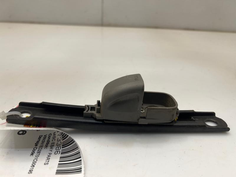 2000 2001 Nissan Xterra Front Seat Belt Height Adjuster Left or Right OEM 878247Z001