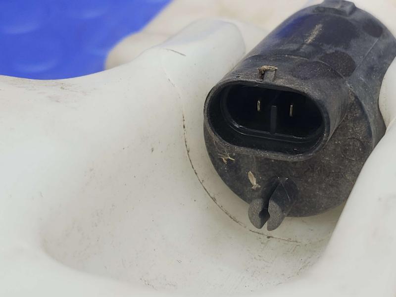 2010 Chevrolet Tahoe Washer Bottle