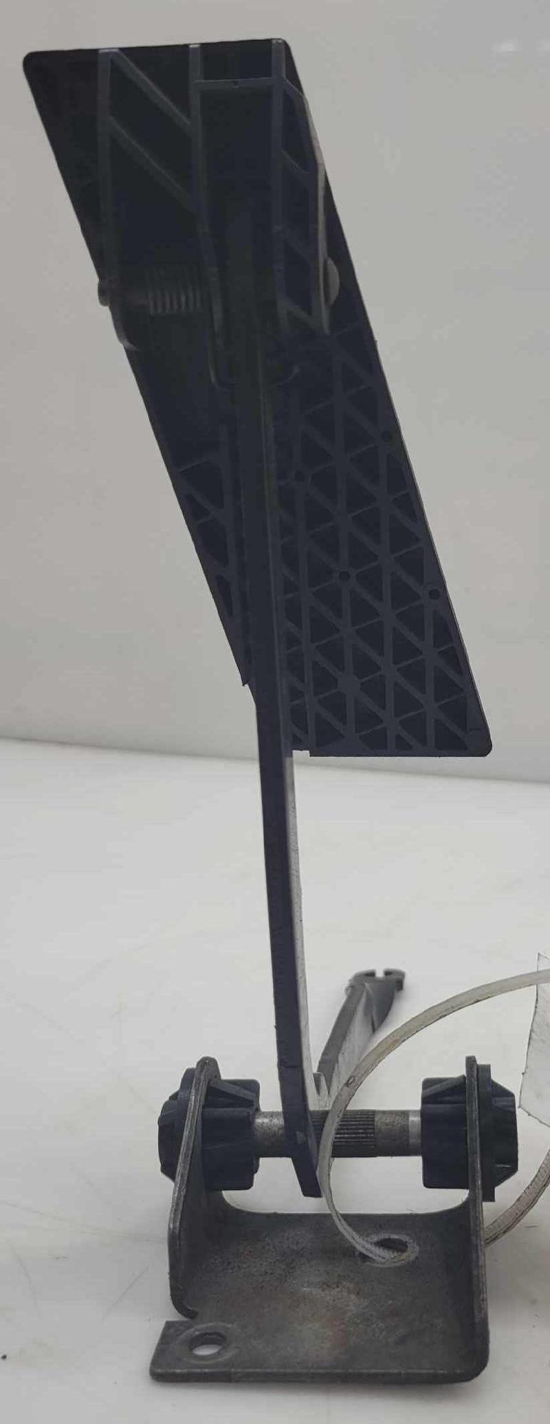 1997 - 2001 Jeep Cherokee Accelerator Pedal Assembly OEM 52079206