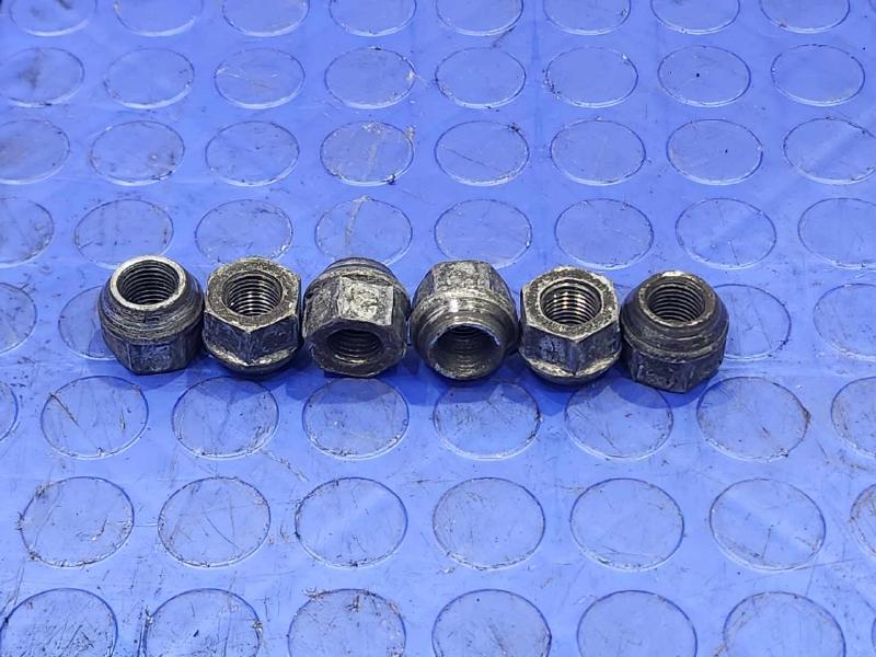 2007 Cadillac Escalade ESV Lug Nuts