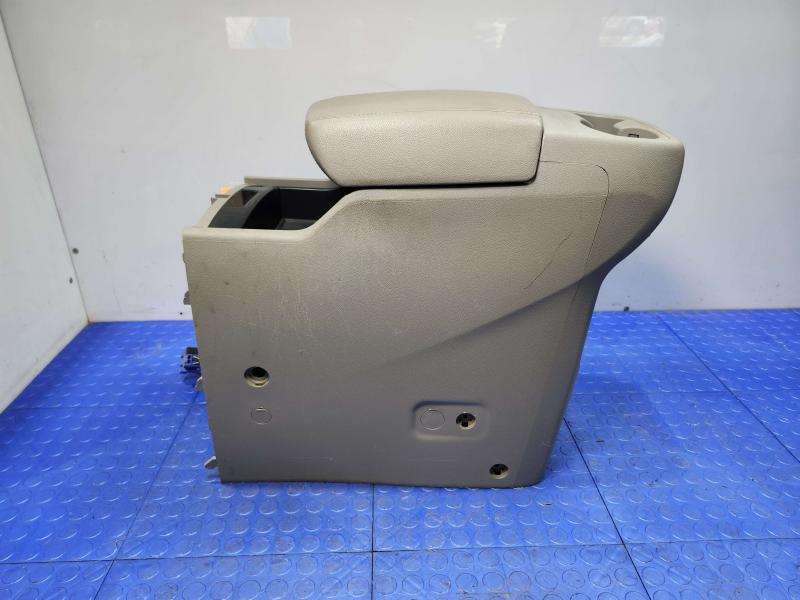2016 Kia Sedona Front Console