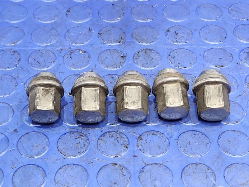 2015 Jeep Grand Cherokee Lug Nuts