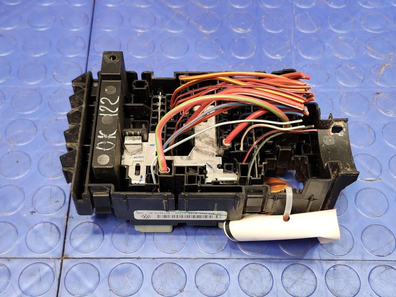2015 Volkswagen Beetle Engine Fuse Box