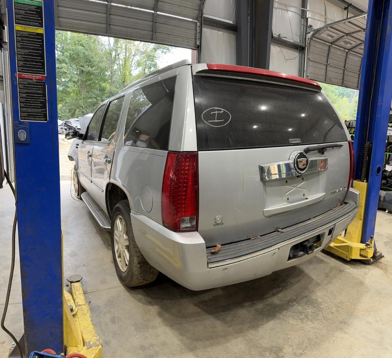2013 Cadillac Escalade Center Pillar