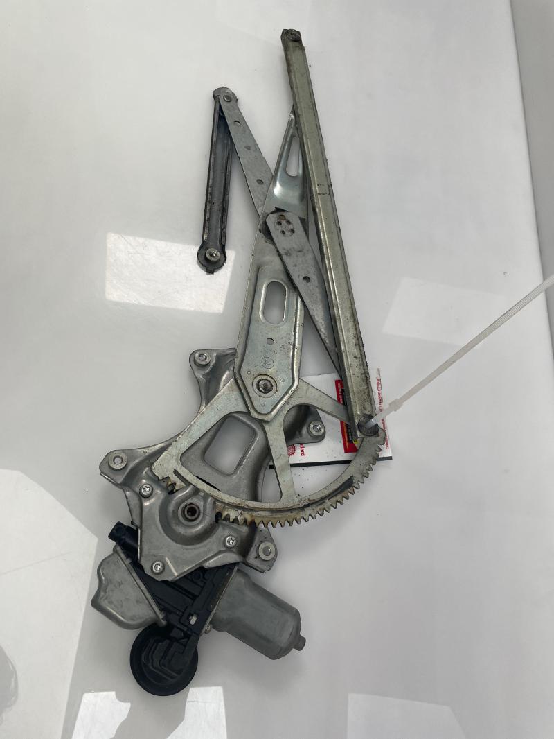 2011 Toyota Prius Front Door Regulator