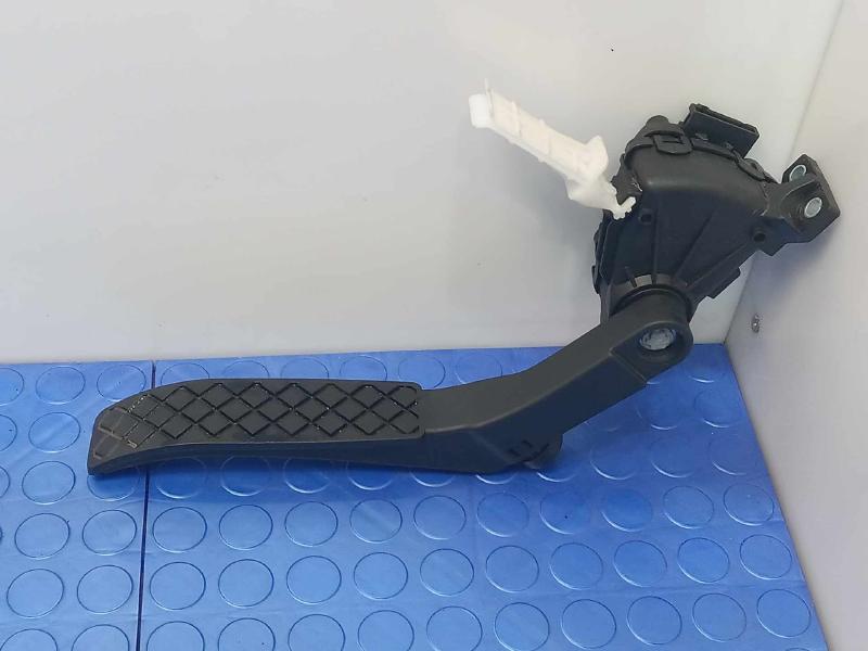 2009-2015 Audi Q7 Accelerator Pedal Assembly Genuine OEM Part 7L0723507D