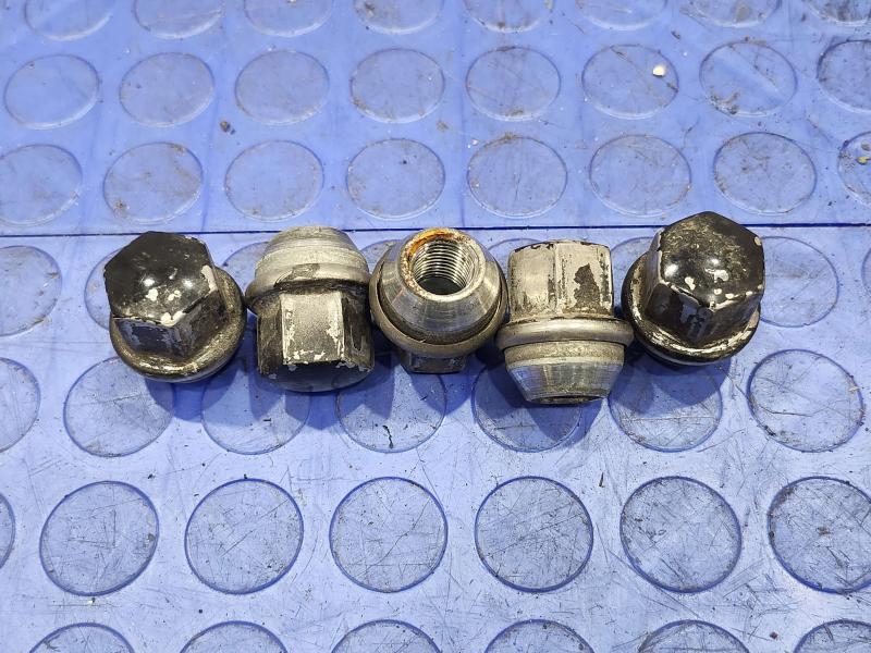 2016 Dodge Challenger Lug Nuts