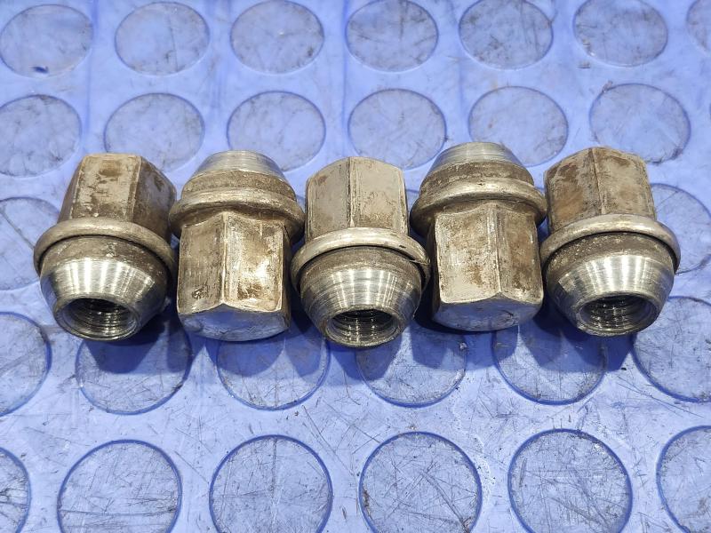 2015 Jeep Grand Cherokee Lug Nuts