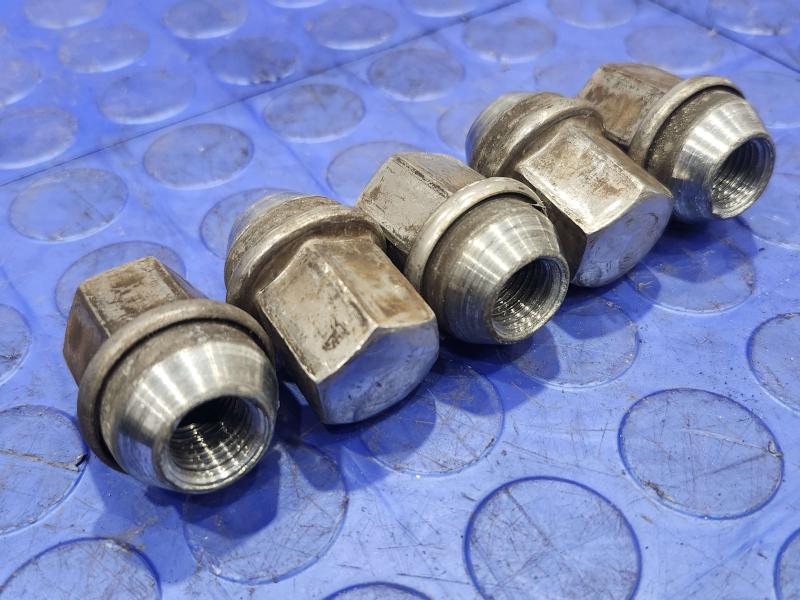 2015 Jeep Grand Cherokee Lug Nuts