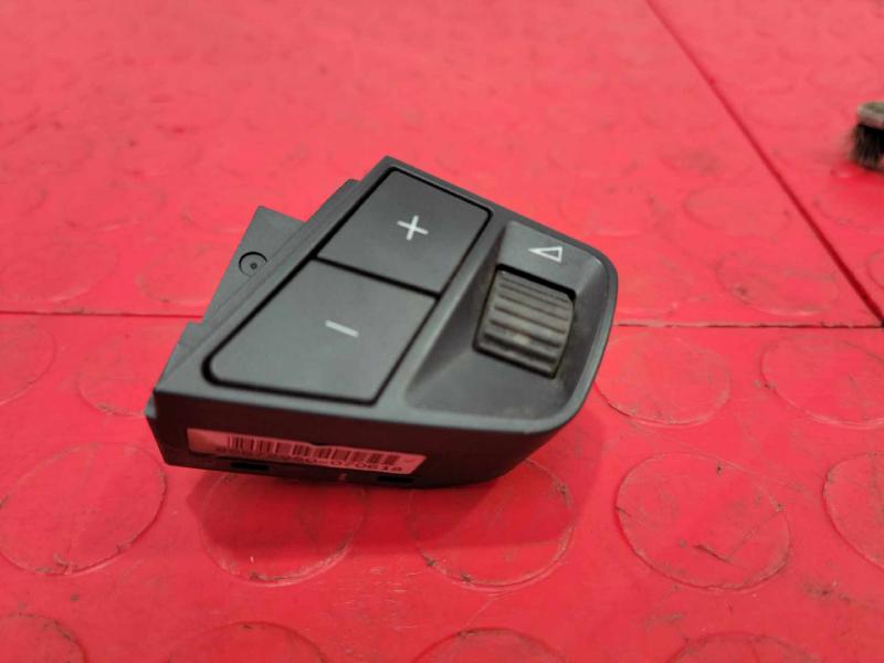 2008-2010 Saturn Vue Steering Wheel Radio / Phone Switch Genuine OEM 96672950