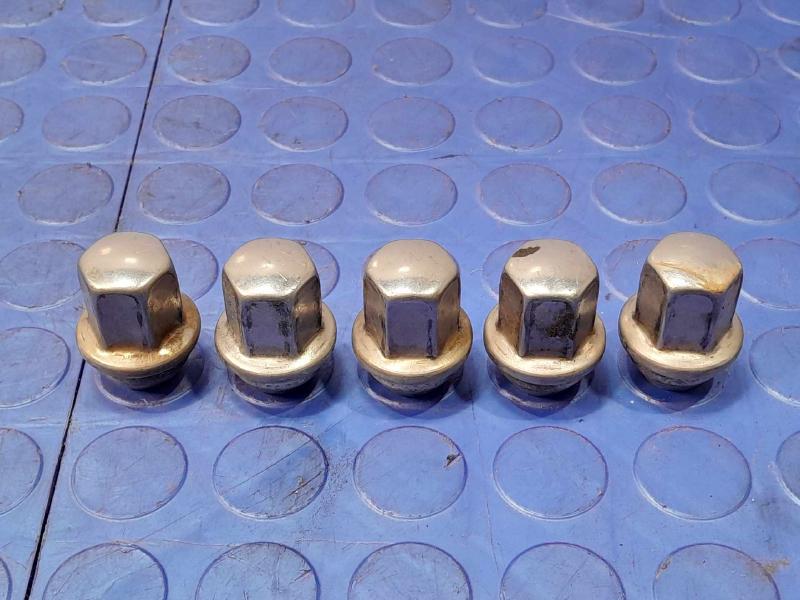 2008 Pontiac Solstice Lug Nuts
