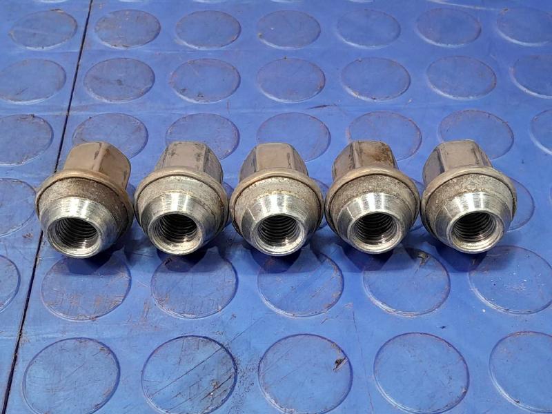2008 Pontiac Solstice Lug Nuts
