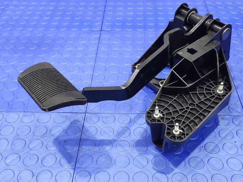 2017 Dodge Grand Caravan Brake Pedal