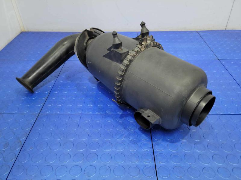 1995-1997 Mazda B2300 Engine Air Cleaner Box Assembly Genuine OEM ZZM313320B