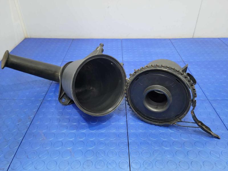 1995-1997 Mazda B2300 Engine Air Cleaner Box Assembly Genuine OEM ZZM313320B