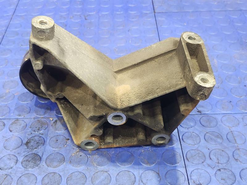 2004 Ford Explorer Alternator Bracket