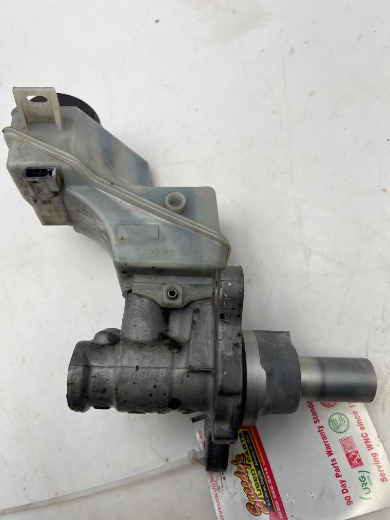 2007 - 2012 Nissan Altima Brake Master Cylinder Assembly w/ VDC OEM 46010JA02A