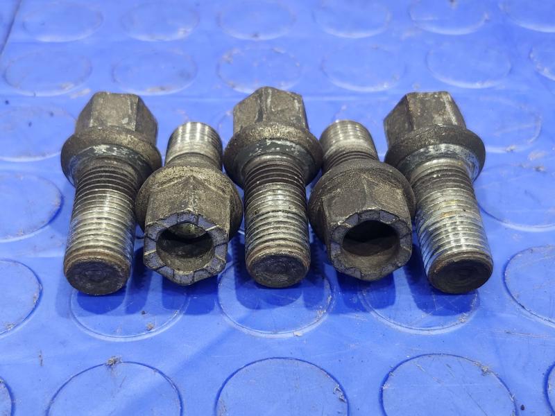 2016 Volkswagen Jetta Lug Nuts
