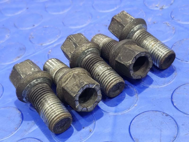 2016 Volkswagen Jetta Lug Nuts