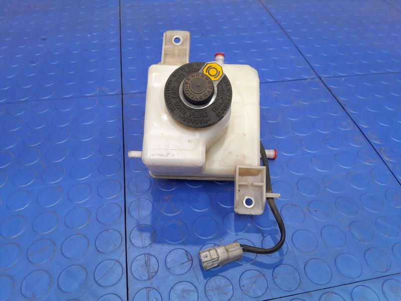 2010-2015 Toyota Prius 1.8L Brake Master Cylinder Reservoir OEM 4722047080