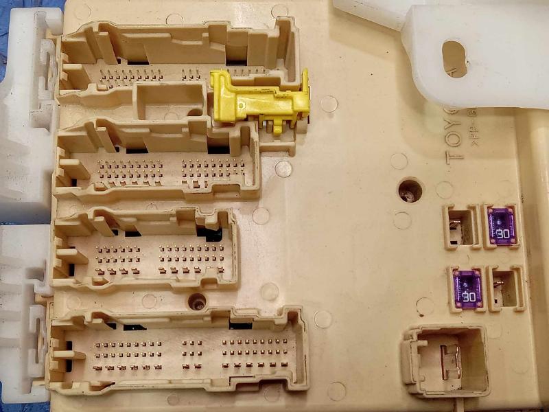 2014 Toyota Corolla Cabin Fuse Box