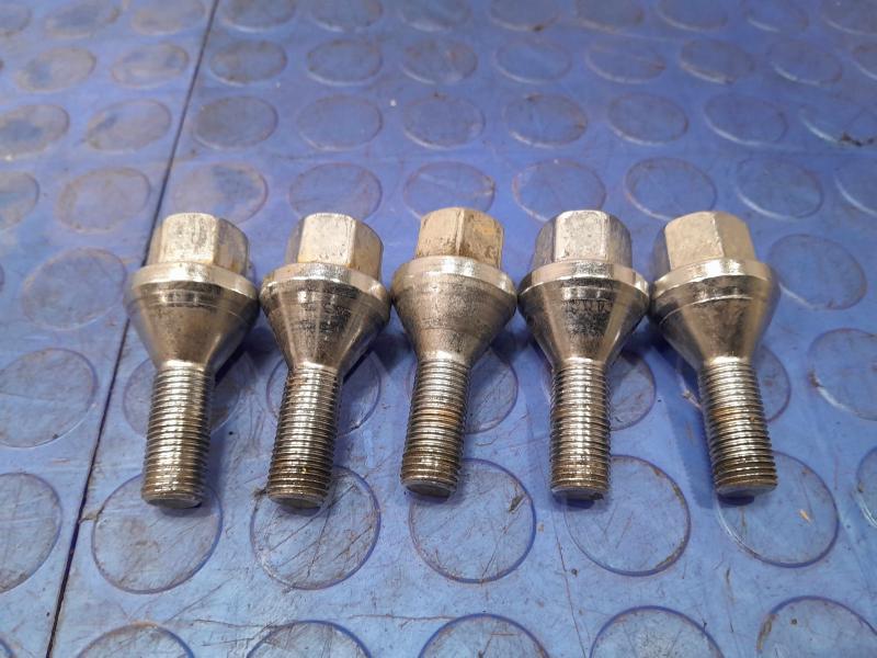 2015 Chrysler 200 Lug Nuts