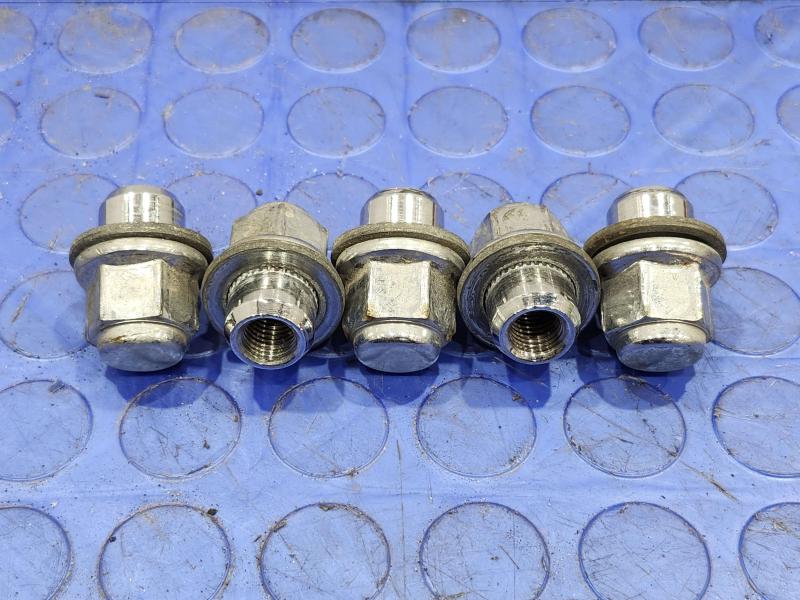 2017 Toyota Prius Lug Nuts