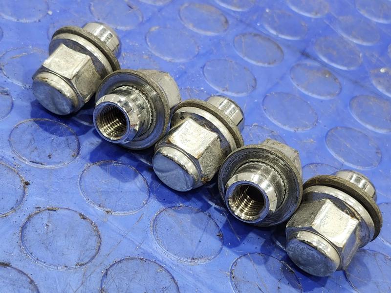 2017 Toyota Prius Lug Nuts