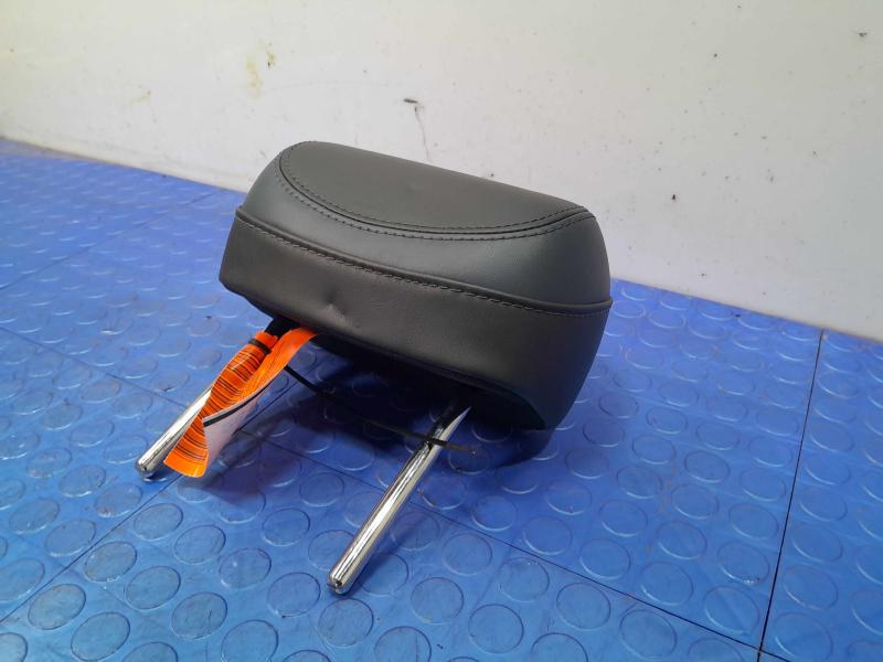 2015 Chrysler 200 Headrest
