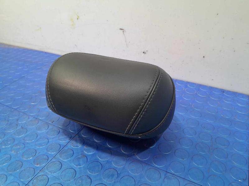 2015 Chrysler 200 Headrest