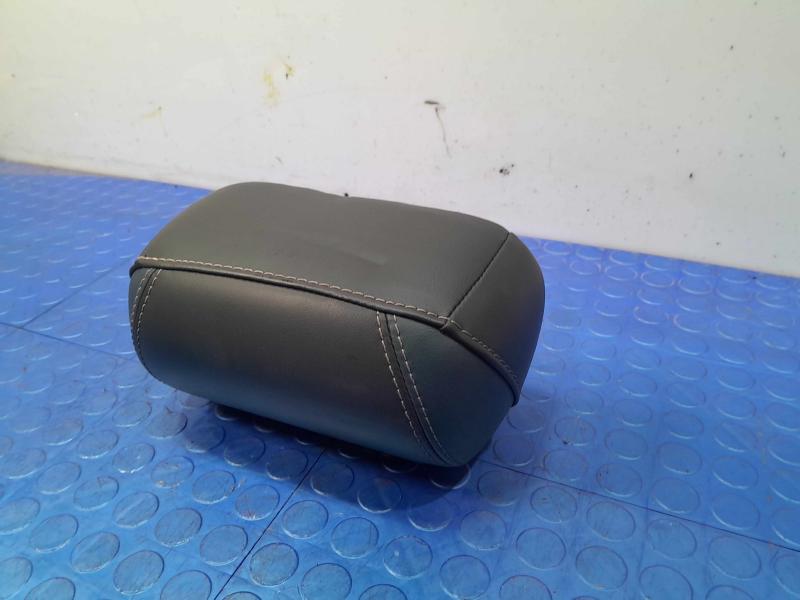 2015 Chrysler 200 Headrest