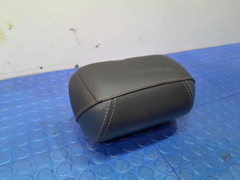 2015 Chrysler 200 Headrest