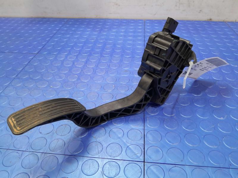 2017-2023 Tesla Model 3 Accelerator Pedal Assembly Genuine OEM 1044691-00-D