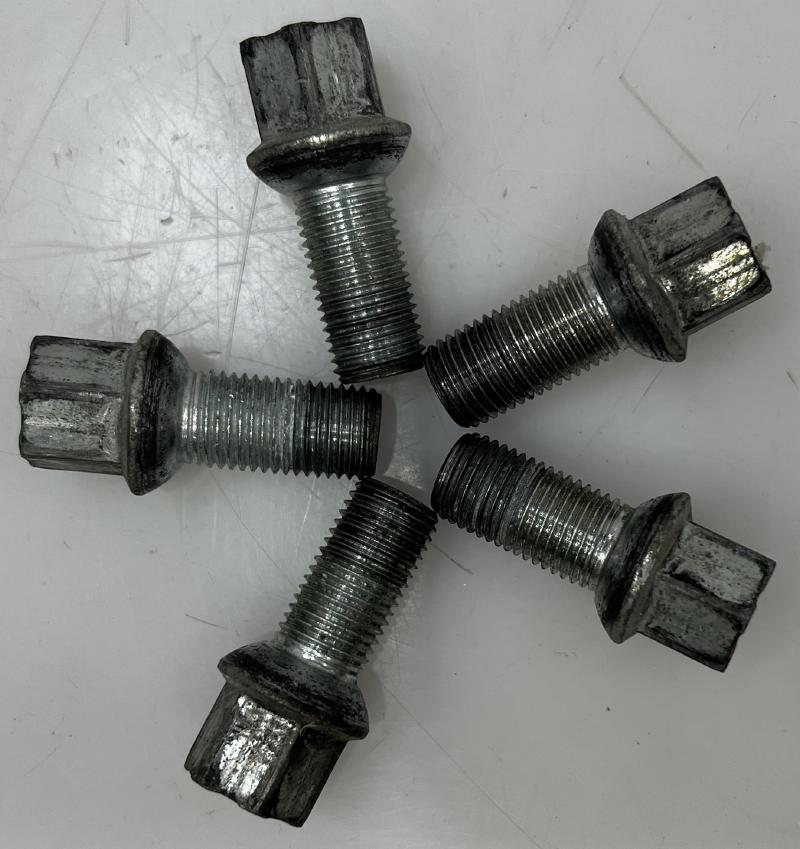 2013 Volkswagen Passat Lug Nuts