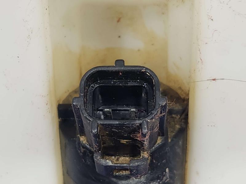 2005 Ford F-350 Super Duty Washer Bottle
