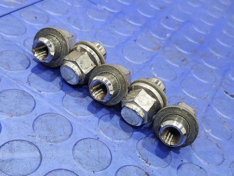 2017 Toyota Prius Lug Nuts
