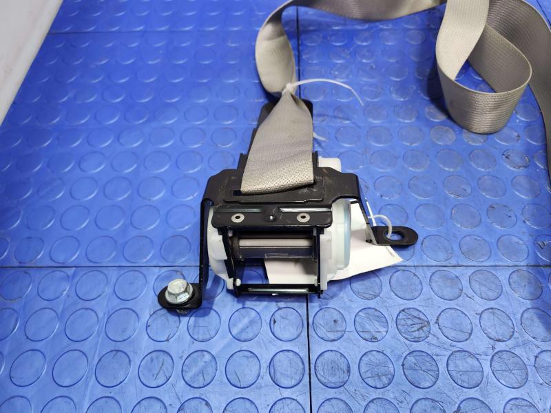 2016 Kia Sedona Rear Seat Belt