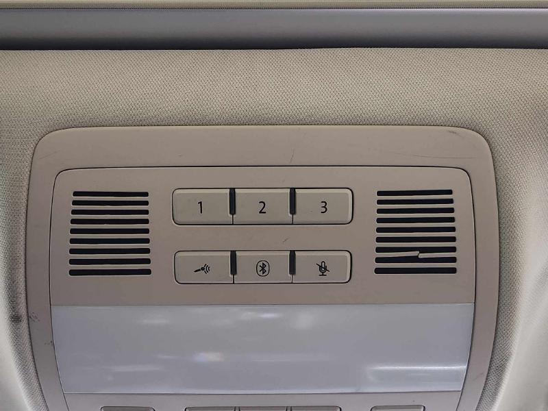 2011 Volkswagen Touareg Front Console