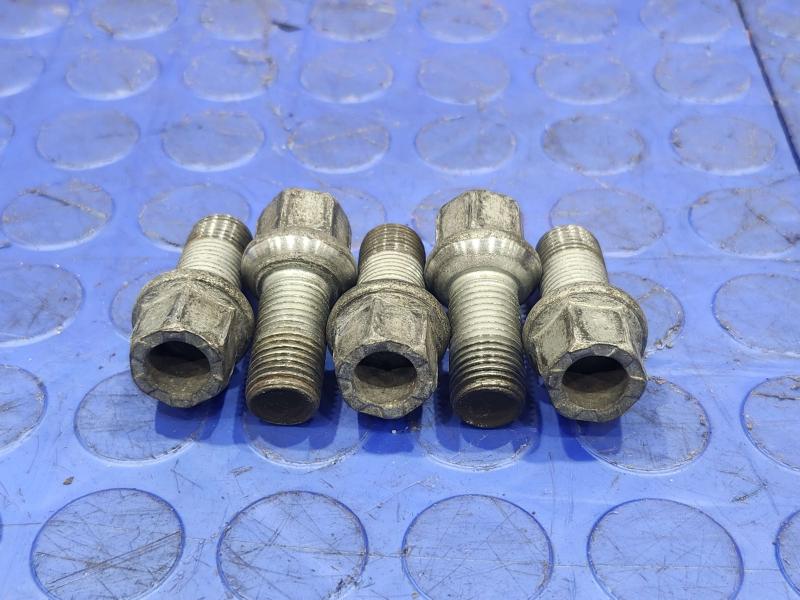 2020 Volkswagen Passat Lug Nuts