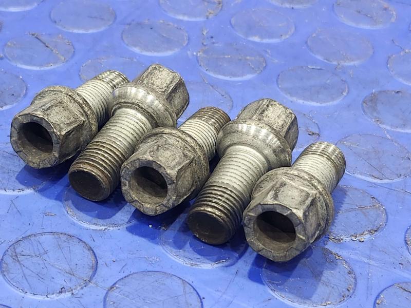 2020 Volkswagen Passat Lug Nuts