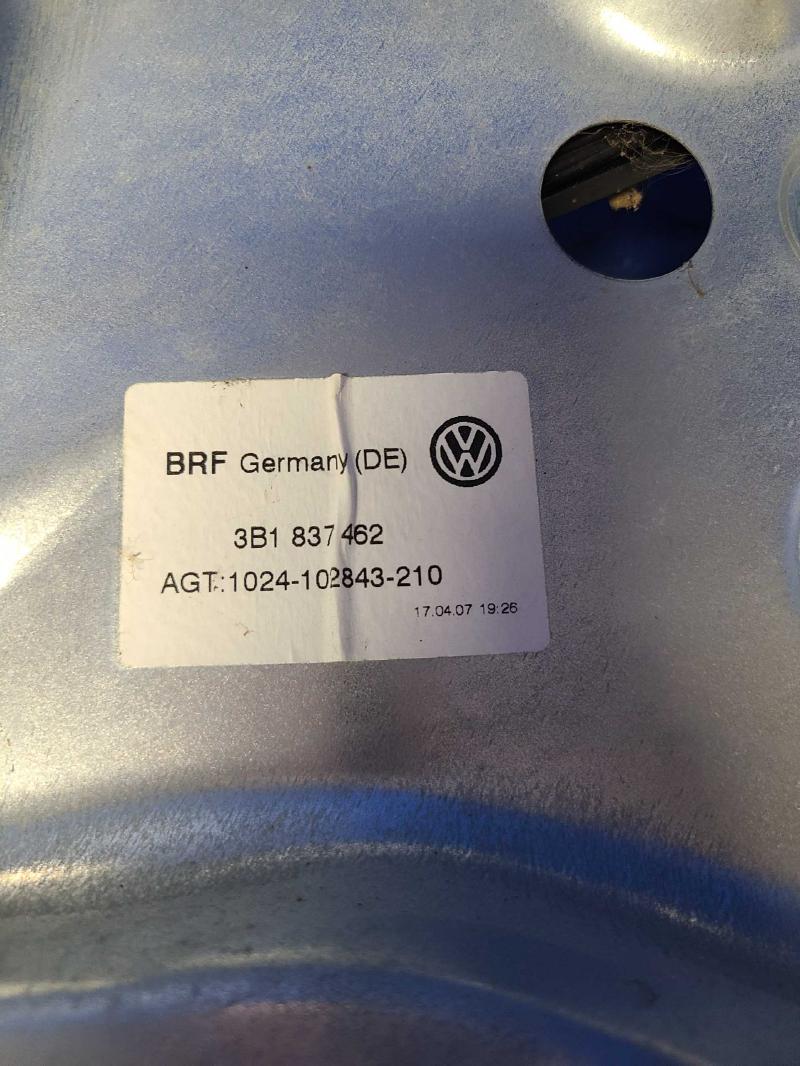 1999 Volkswagen Passat Front Door Regulator
