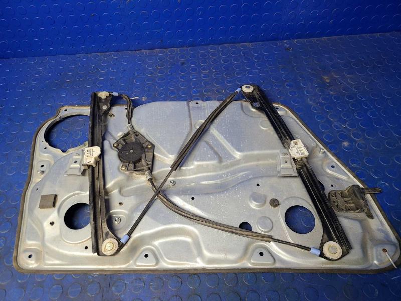 1999 Volkswagen Passat Front Door Regulator