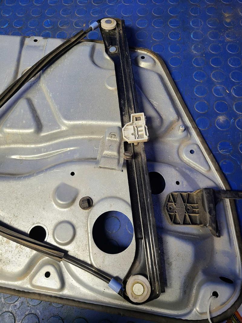 1999 Volkswagen Passat Front Door Regulator