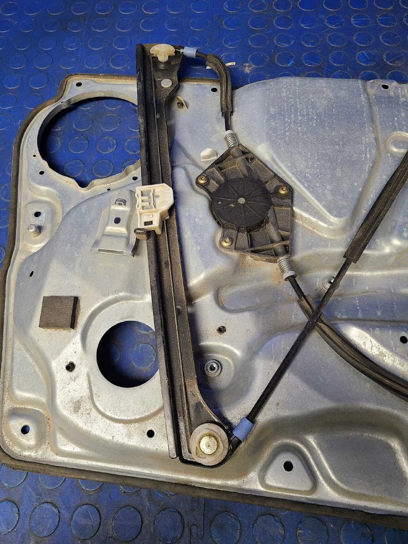 1999 Volkswagen Passat Front Door Regulator