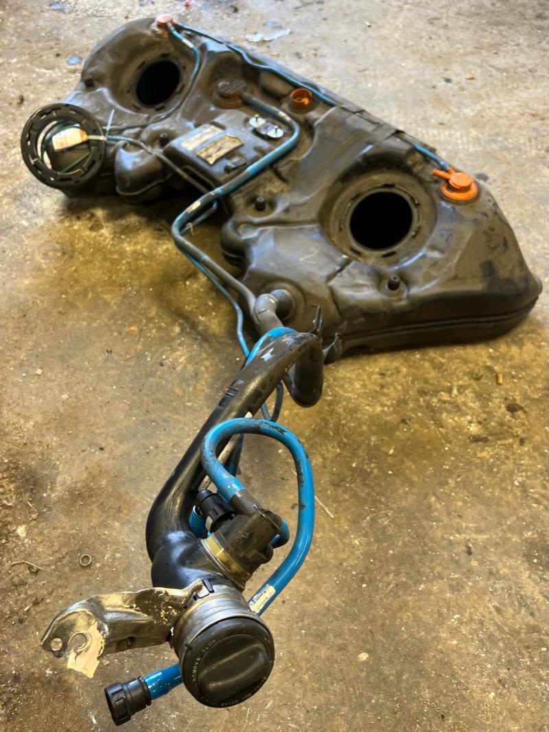 2010 - 2016 Mercedes E Class W212 Fuel Tank Gas Tank Assembly OEM 2124707501