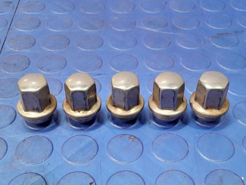 2008 Pontiac Solstice Lug Nuts